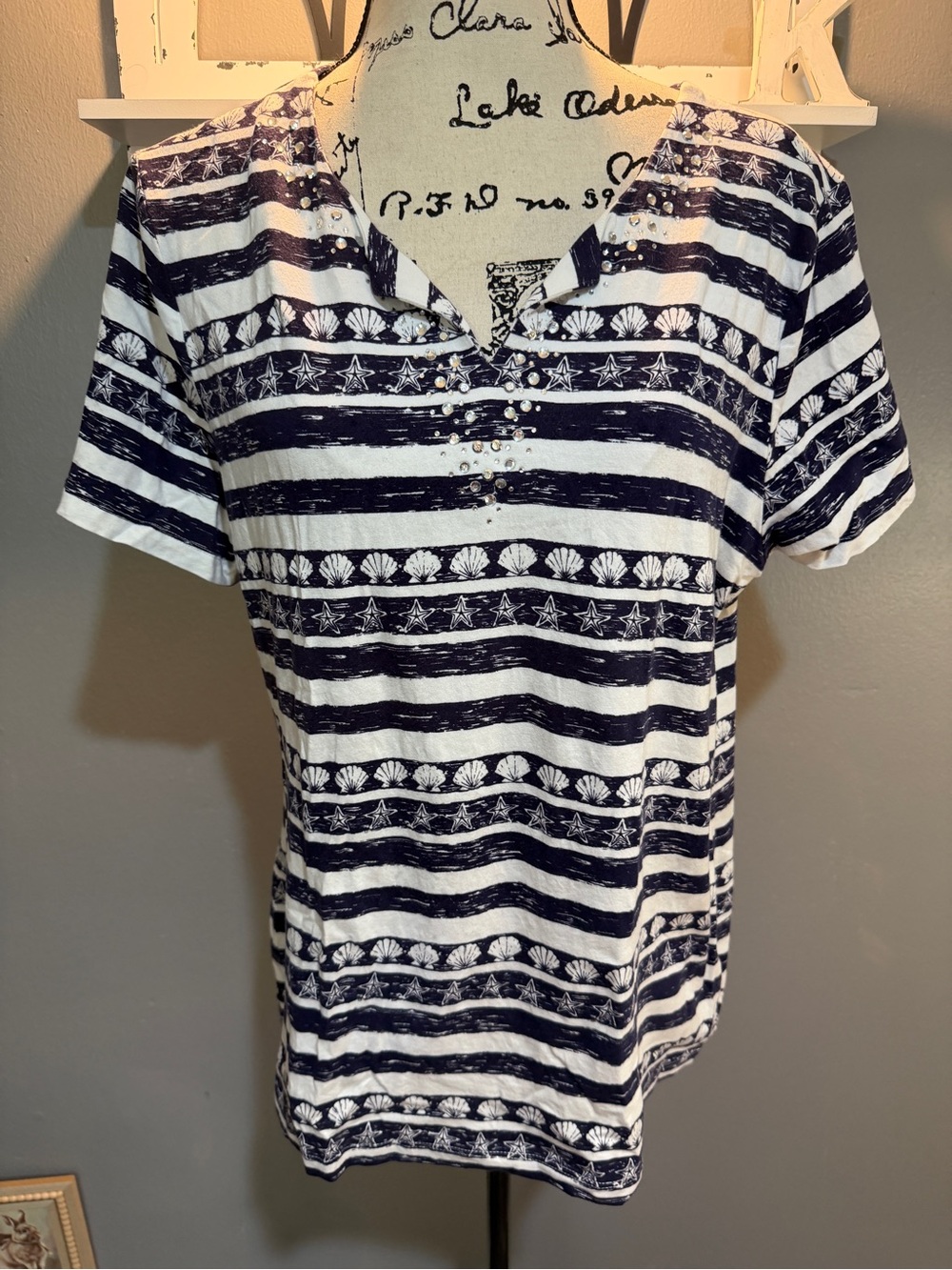 CORAL BAY NAVY/WHITE STRIPED SHORT SLEEVE TOP WITH SHELL MOTIF SZ L
